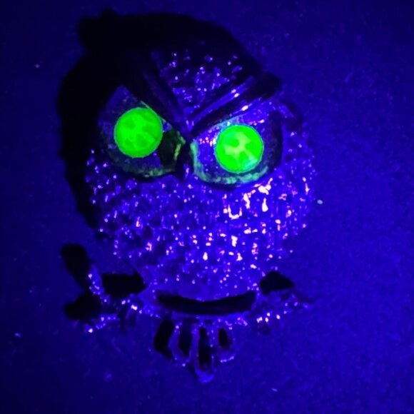 Vtg. Gold Sarah Coventry Owl Pin Brooch Uranium Vaseline Glass Rhinestone Eyes - Picture 1 of 15
